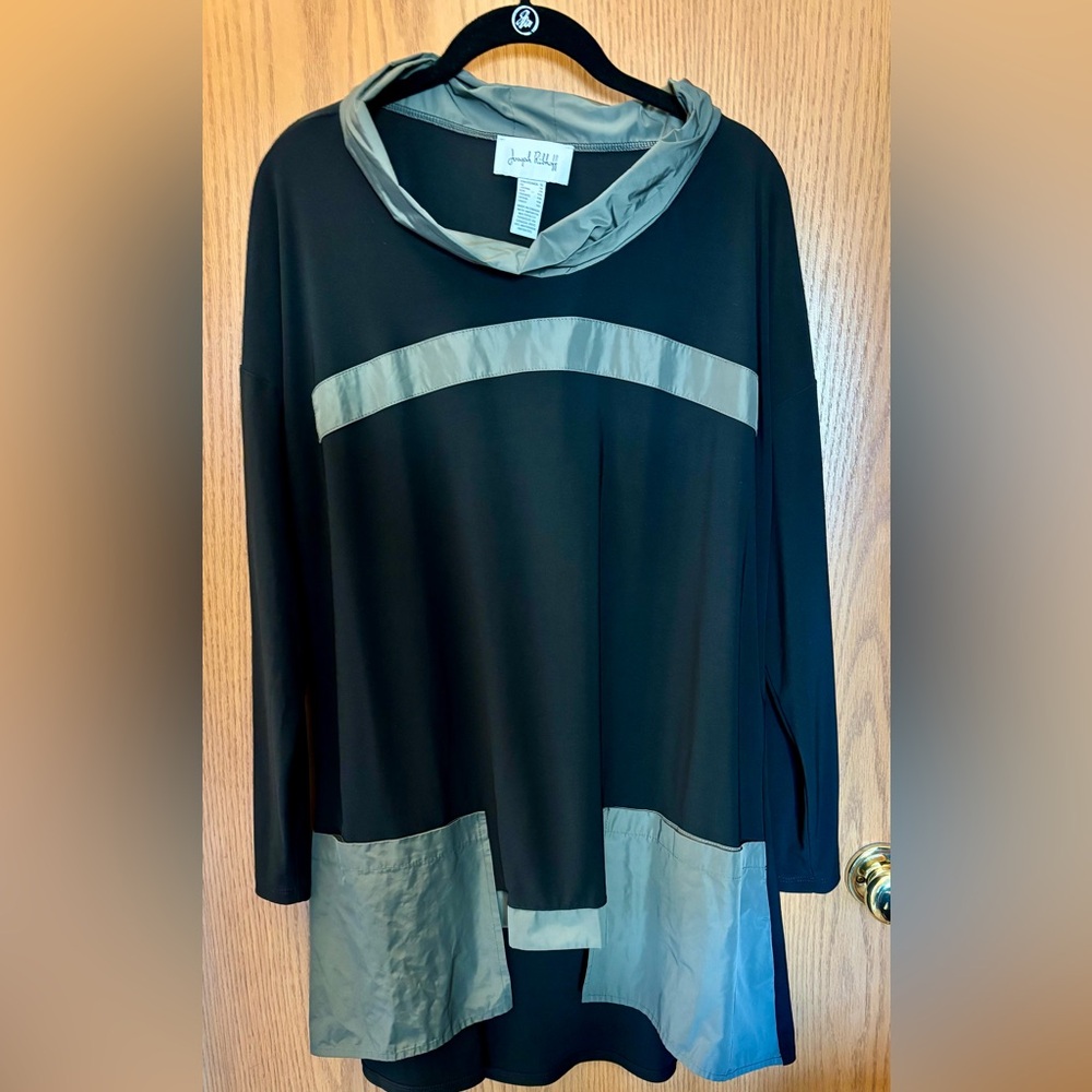 Joseph Ribkoff stylish tunic. Size 18.